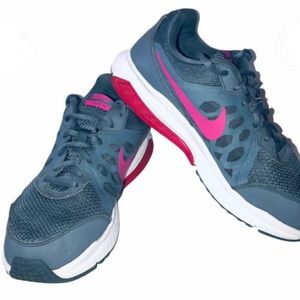Nike Dart XI running shoes (size 7 1/2)